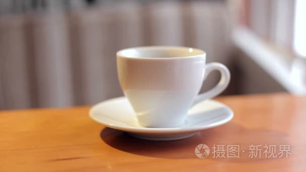 白杯咖啡在咖啡桌上的特写镜头视频