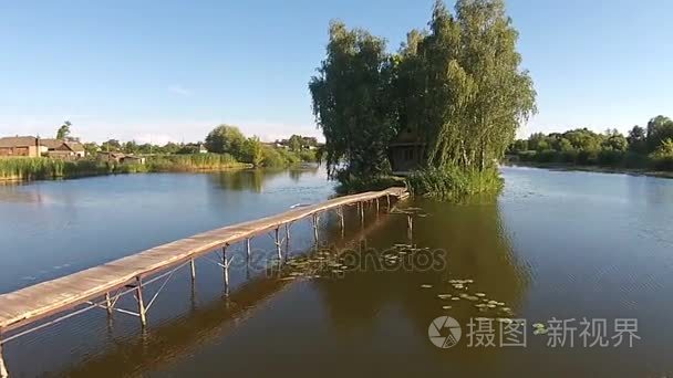 住宅与树的湖视频