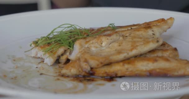 餐饮与餐厅里的鸡肉菜视频