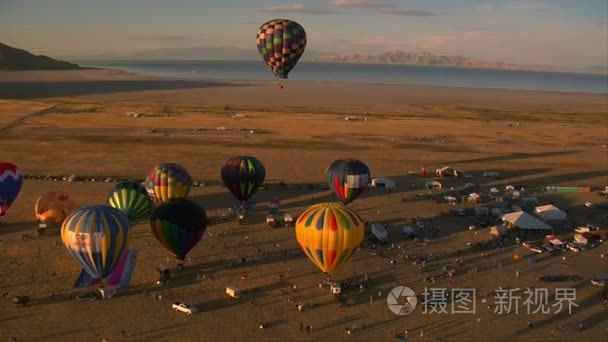 热气球节从湖中距离与空气视频