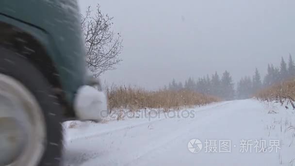 大众公交车行驶通过农村的暴雪视频