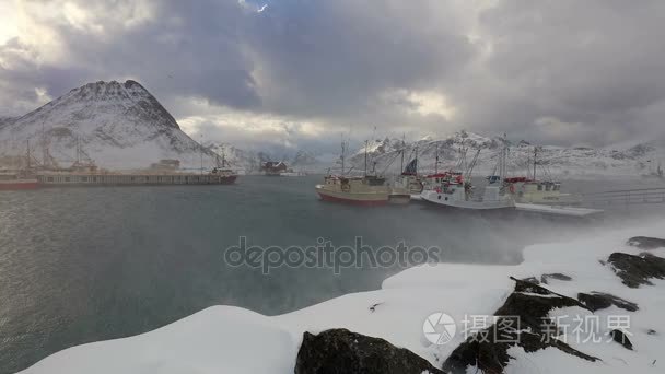 暴雪在渔港在挪威视频