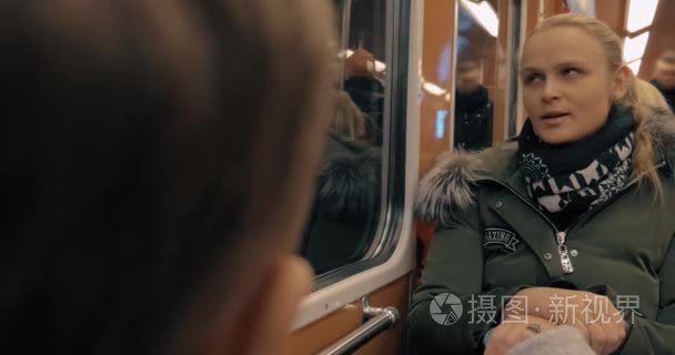 母亲和孩子坐地铁上下班视频