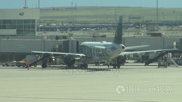 边疆航空公司在机场的飞机视频