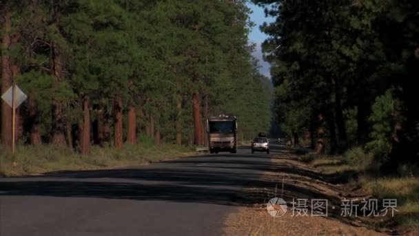 道路上行驶的休闲车视频