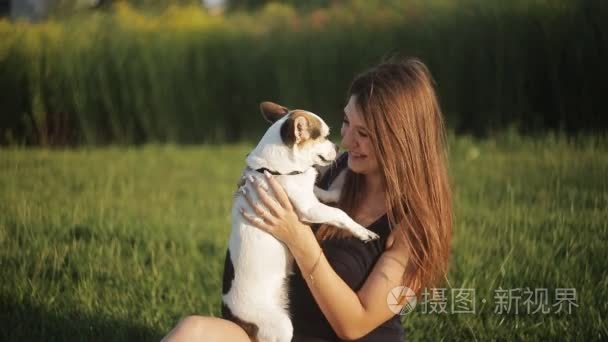 一个女孩和一只狗亲吻她带上一只狗的性质视频