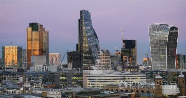 伦敦金融城的黄昏摩天大楼天际线