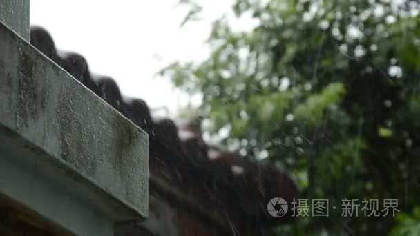 大雨落在家里的墙上和屋顶视频