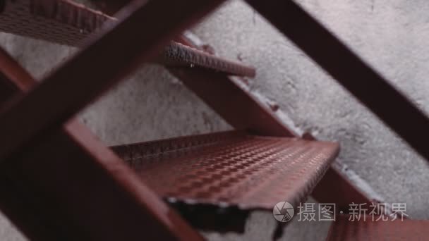 在工业建设下雨天视频