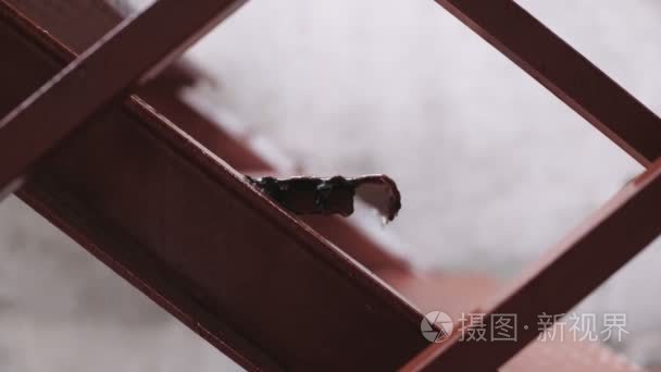 在工业建设下雨天视频