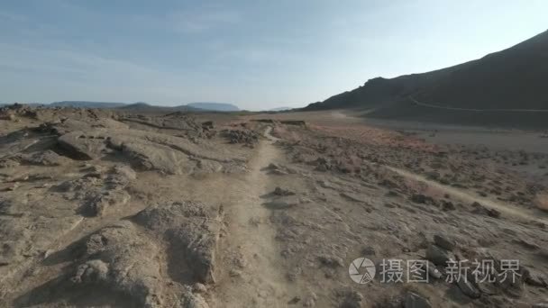 在贫瘠的沙漠沙土的红色岩石视频