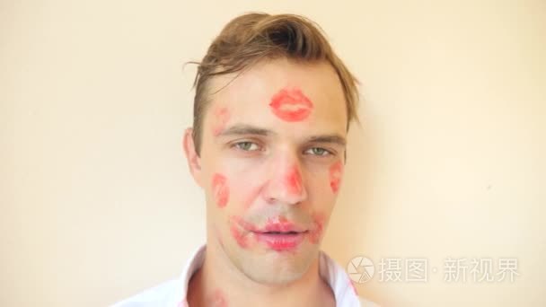 4k慢动作上的口红印勒芒衣领一名年轻男子的画像他整个的脸上布满痕迹