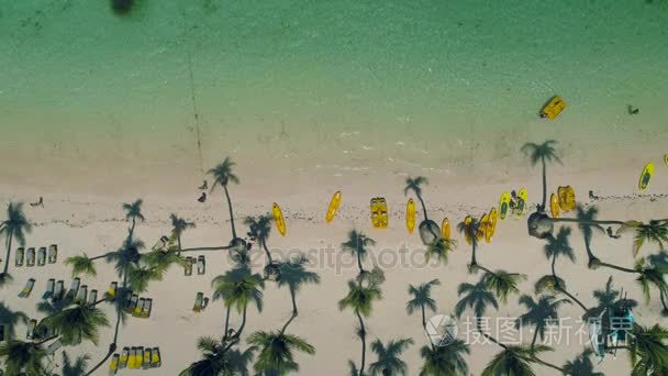 天堂热带岛屿海滩蓬塔卡纳多米尼加共和国。水上休闲活动和乐趣，空中视频