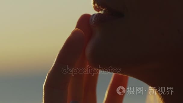 以快乐微笑而男子触摸她的下巴嘴唇在阳光之下自然慢动作的极端特写好女人。浪漫的时刻视频