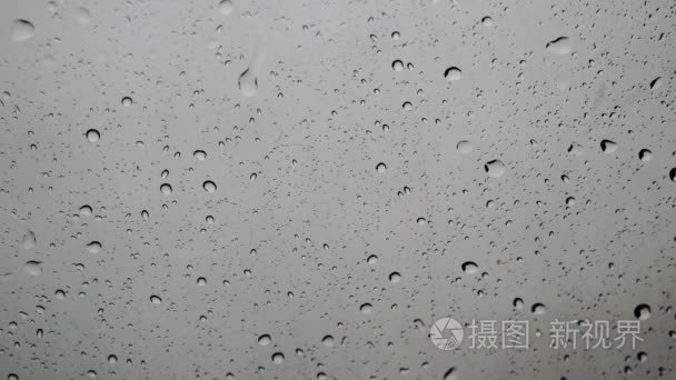 刮水器前进草白雨水滴