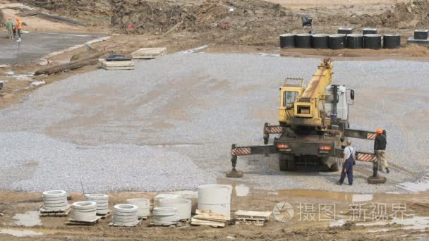 移动式建筑起重机车轮在户外上视频