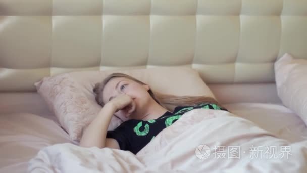 很懒的金发女人在清晨获取出床视频