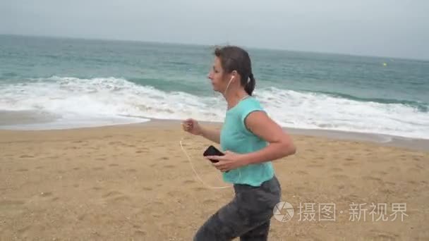 田径女子沙滩上跑步视频