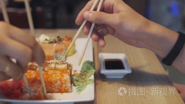 吃寿司和蘸酱在寿司店里的朋友视频
