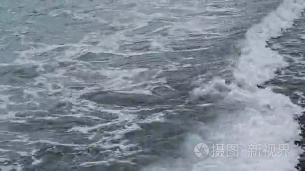 在一场暴风雨后的清晨海里的浪视频