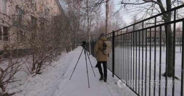 男子摄影师拍摄室外冬季