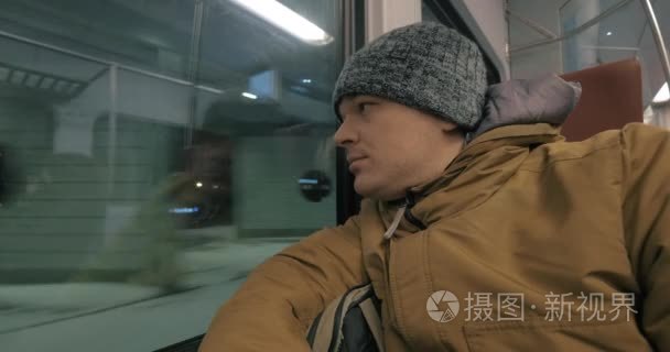 通勤人在冬天的晚上乘火车旅行视频