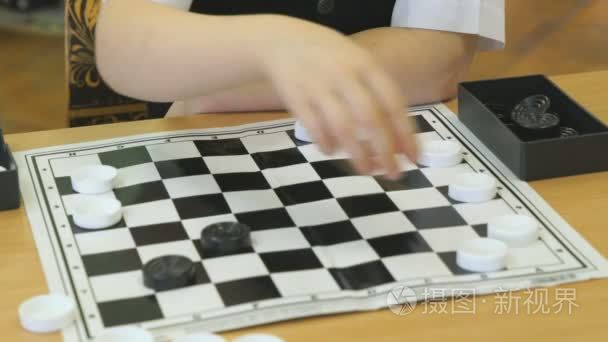孩子在幼儿园在室内玩跳棋视频