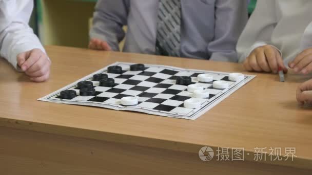 孩子们在幼儿园在室内玩跳棋视频