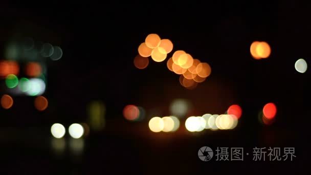 多彩夜景灯光和眩光车路过的一个模糊的背景