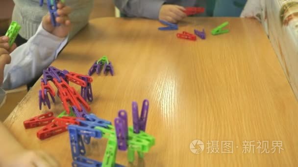 孩子们在幼儿园在室内玩耍视频