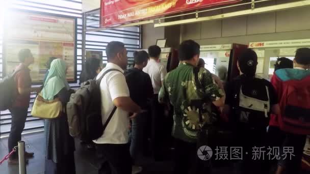 乘客排队买往返火车票视频