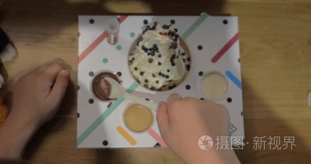 孩子吃冰激淋与不同的调料视频