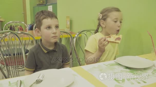 孩子们吃披萨