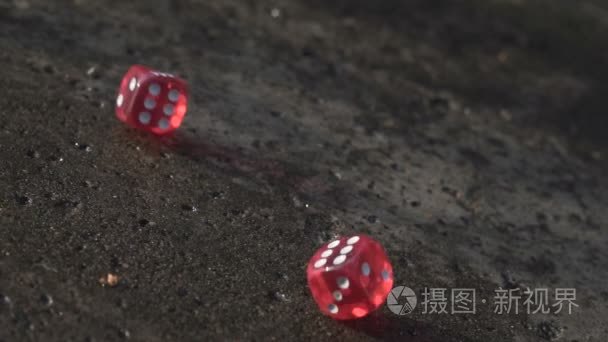 红色骰子落在一块混凝土板在慢动作