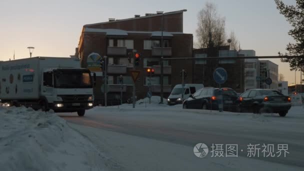 在日落时雪城市运输交通视频