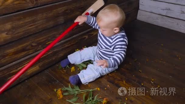 婴儿和拖把在地板上慢动作