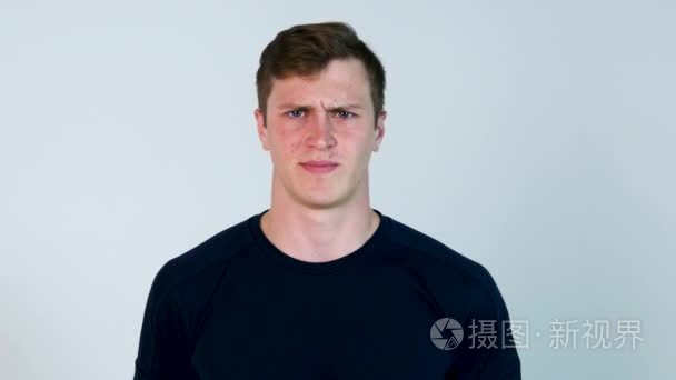 白色背景上孤立的紧张危机的男人.生气的人,在白色背景上短视频