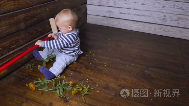 婴儿和拖把在地板上高清