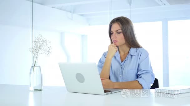 沉思的女人笔记本电脑，思考和规划上工作