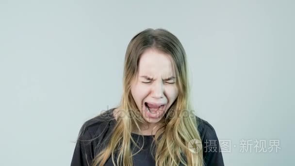 漂亮的年轻漂亮的女人尖叫声和微笑孤立在白色的背景短视频