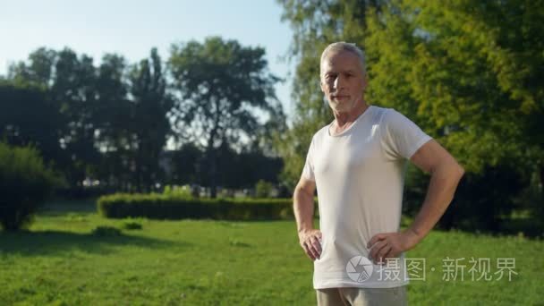 运动型的老人站在公园视频