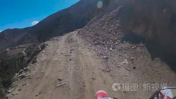 一名电单车骑山路危险视频