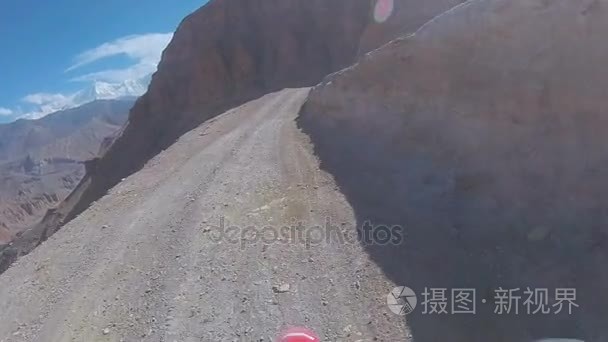 一名电单车骑山路危险视频