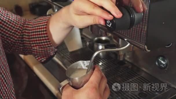 咖啡师使煮的奶卡布其诺视频