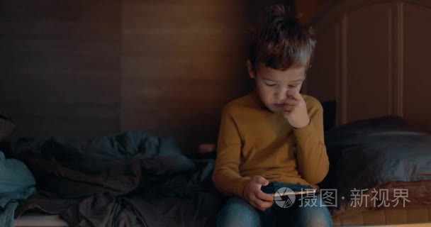 孩子在卧室浏览 web 的智能手机