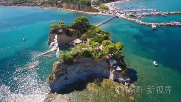 4 k 到，在希腊扎金索斯 桑特岛 岛有浮雕的贝壳岛鸟瞰图
