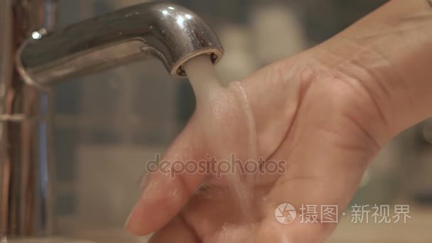 女人在水龙头洗手视频