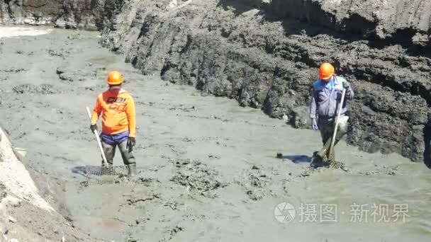 两位专家工作在排水沟中橡胶靴视频