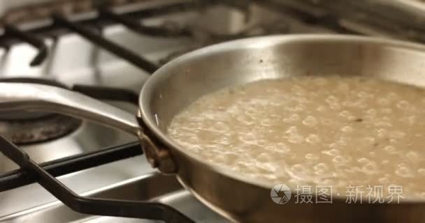 烹饪韭菜和帕尔玛烩饭视频