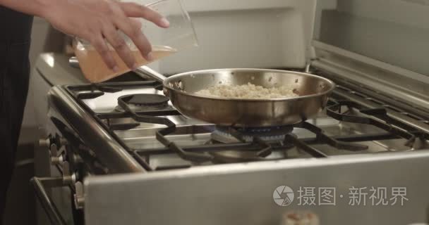 烹饪韭菜和帕尔玛烩饭视频